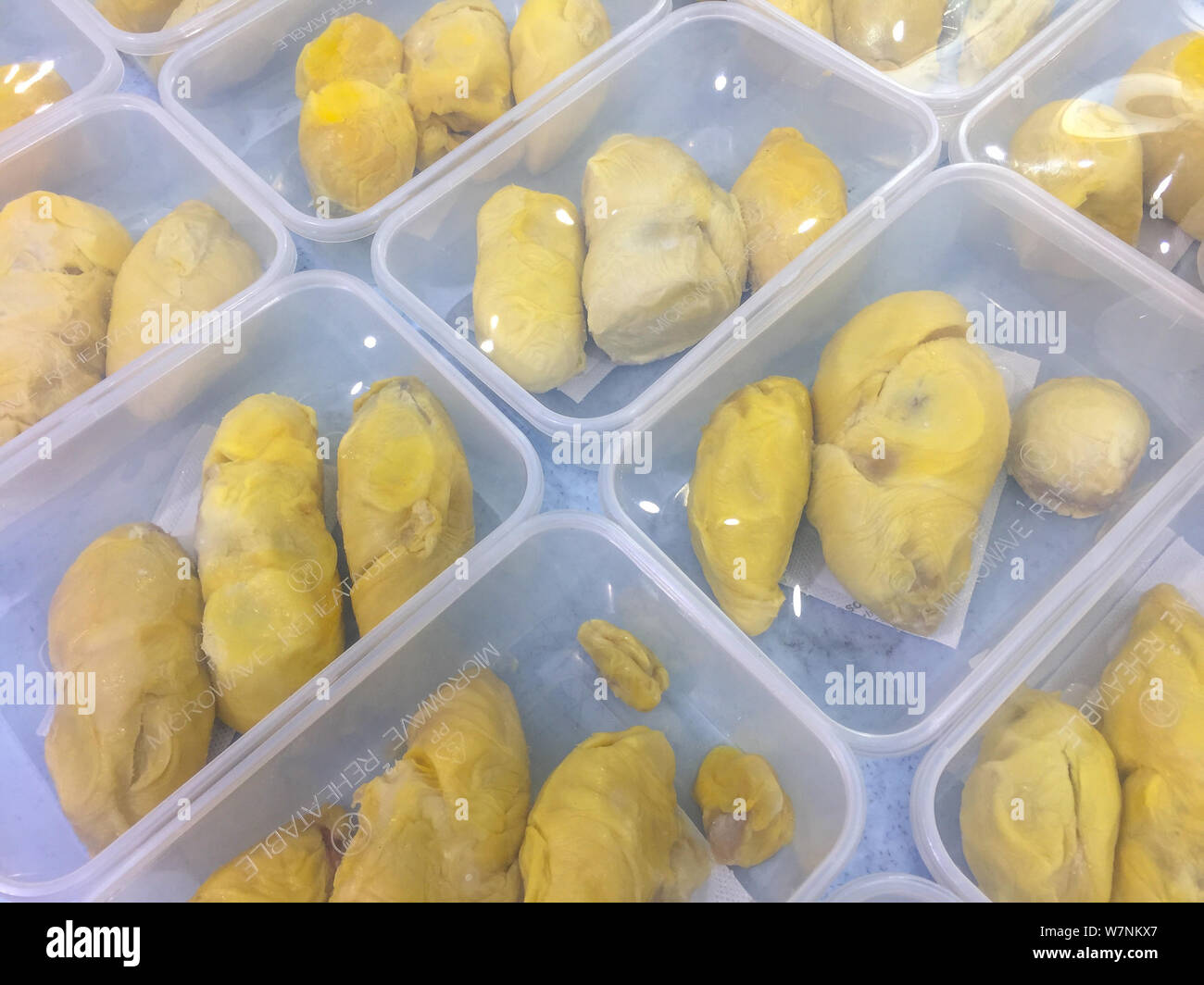 Frutta Durian pranzo sul mercato lokal in Malesia per la vendita. Molto puzzolenti alimento vegetale Foto Stock