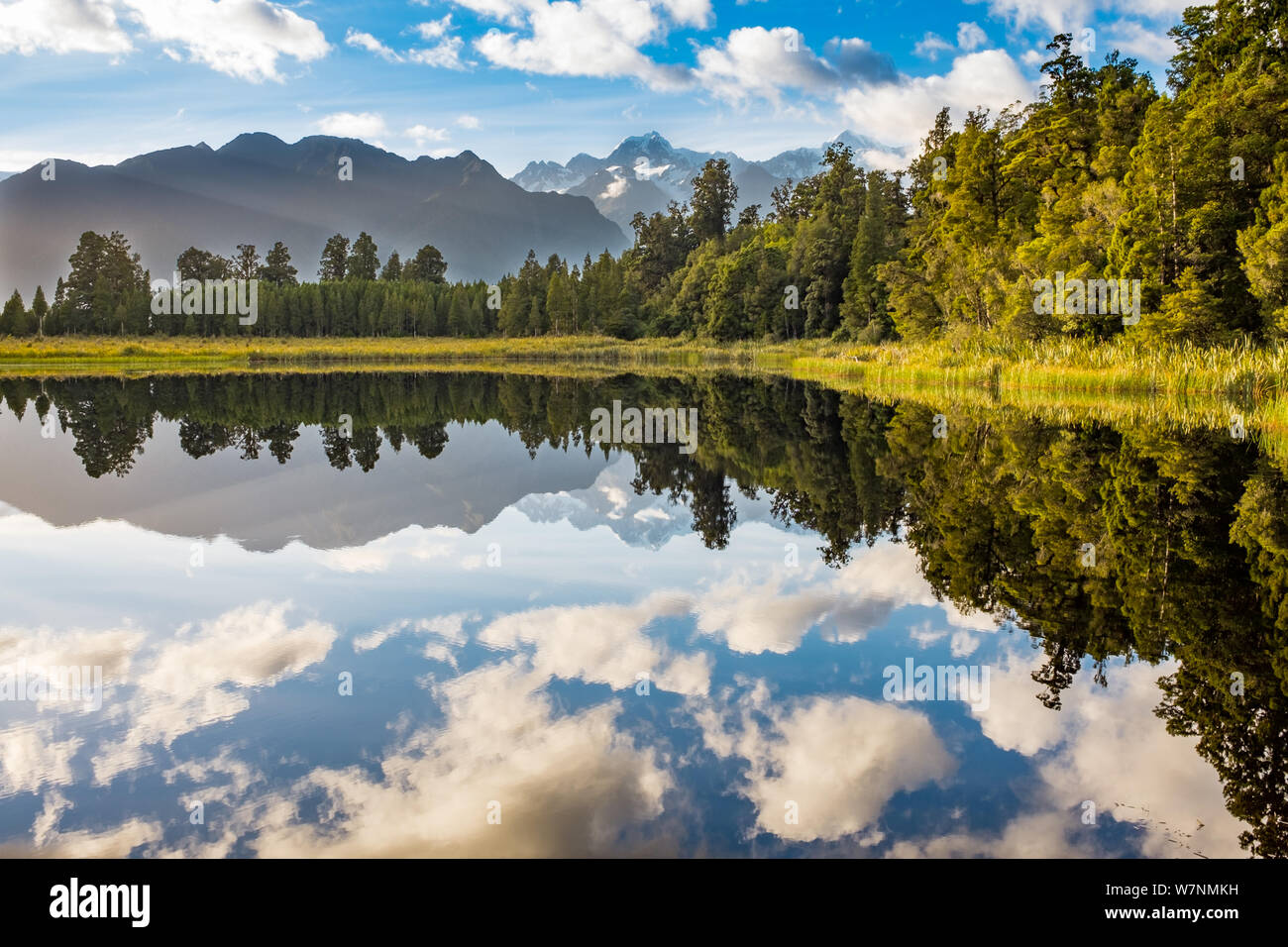 Incredibilmente il bellissimo Lago Matheson, Nuova Zelanda con la riflessione delle splendide Alpi del Sud e il maestoso Monte Cook in acque ferme Foto Stock