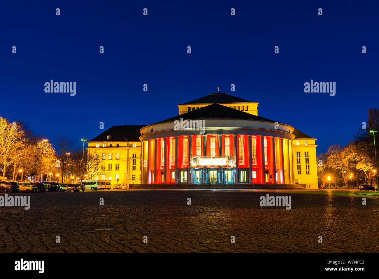 Germania, teatro antico edificio nel centro storico della città di saarbrucken nella magia della notte la luce Foto Stock