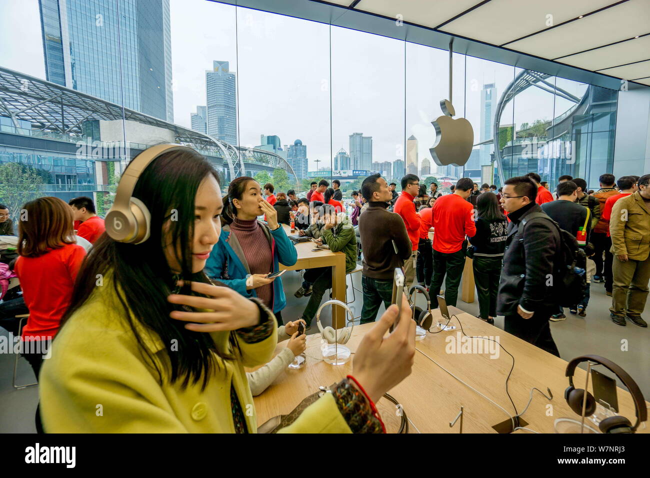 FILE--cinese ai clienti di provare le cuffie Beats e iphone a un nuovissimo Apple  Store nella città di Guangzhou, Cina del sud della provincia di Guangdong,  29 J Foto stock - Alamy