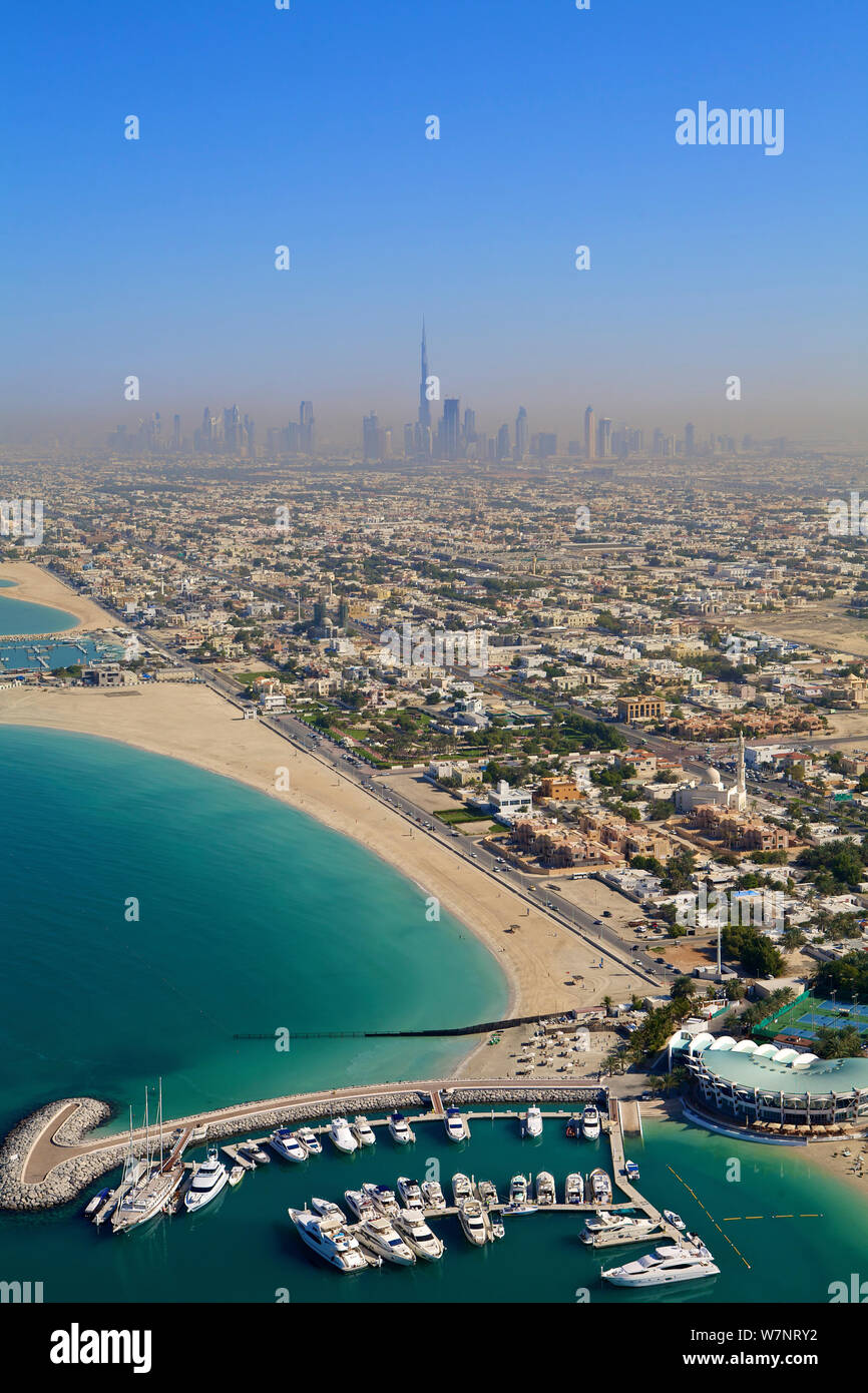 Dubai vista aerea da Burj Al Arab con il più alto edificio nel mondo il "Burj Khalifa' lungo con skyline di Dubai e spiagge, Emirati Arabi Uniti, gennaio 2010 Foto Stock