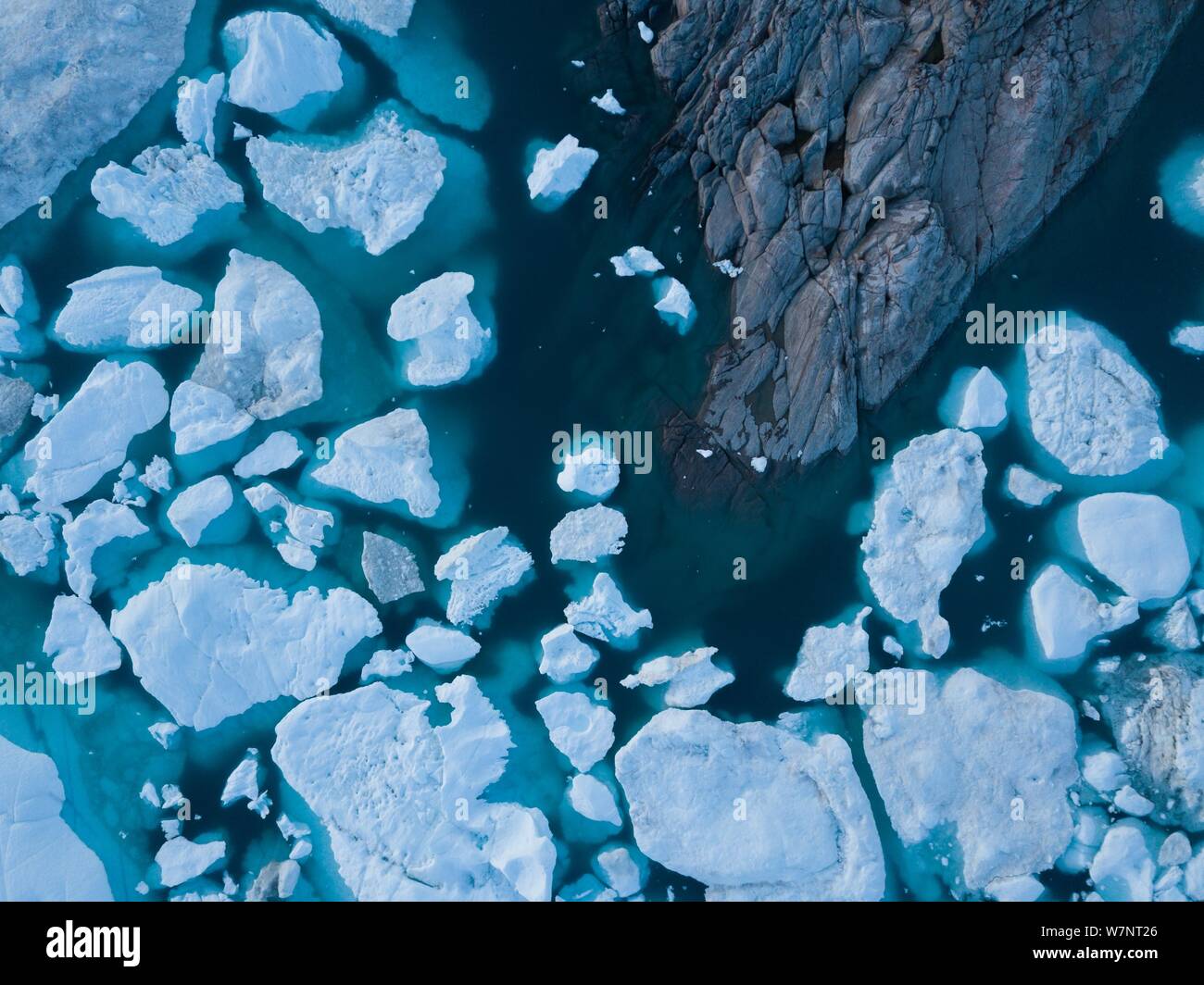 Iceberg drone immagine aerea top view - il cambiamento climatico e il riscaldamento globale. Iceberg dal ghiacciaio di fusione in icebergs in Ilulissat. Arctic Foto Stock