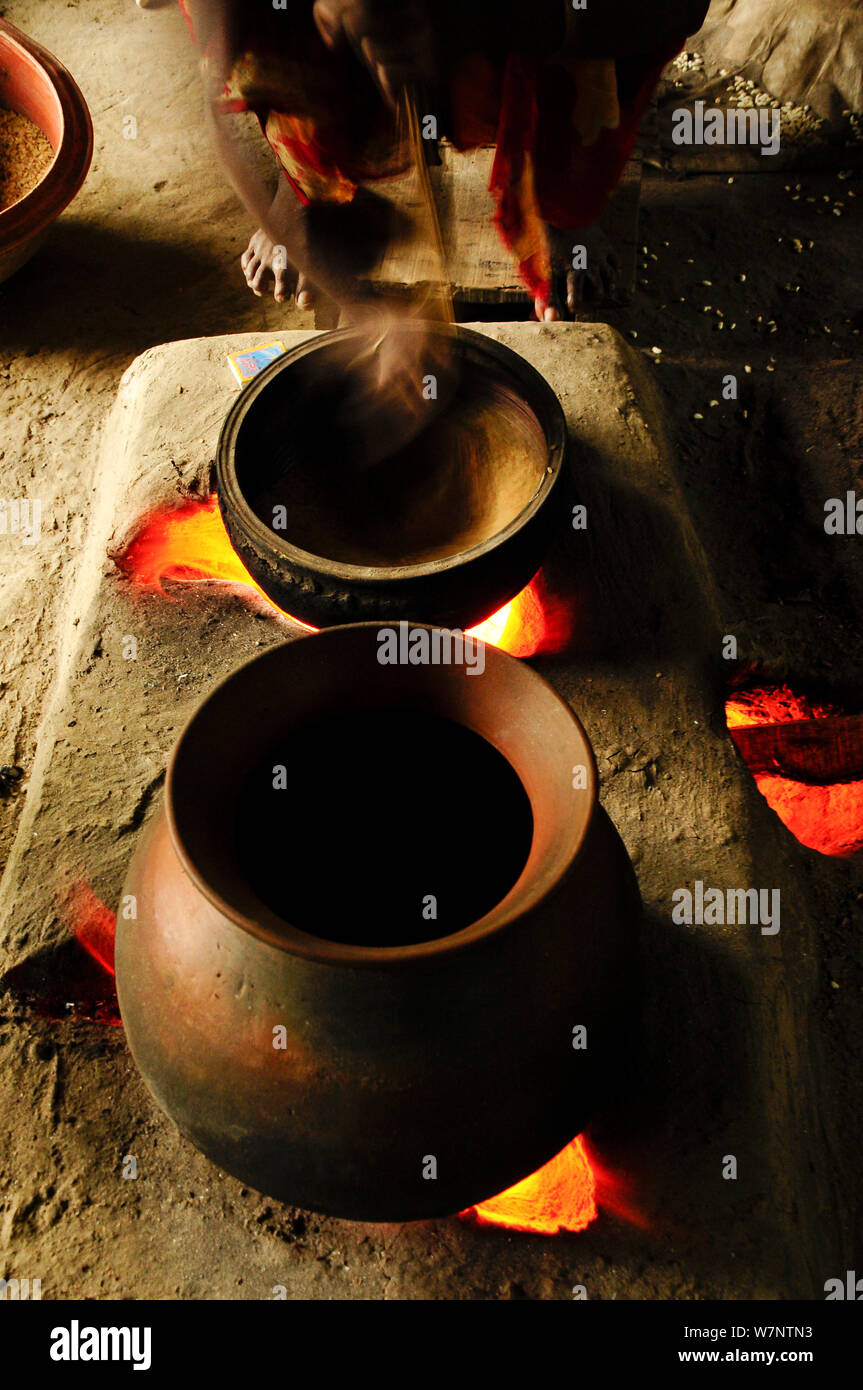 La cottura del riso in pentole di creta sul fuoco, Bangladesh, Giugno 2012. Foto Stock
