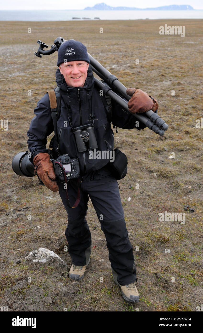 Photogrpaher Staffan Widstrand, trasporto di attrezzature fotografiche, Svalbard, Norvegia Luglio 2011 Foto Stock