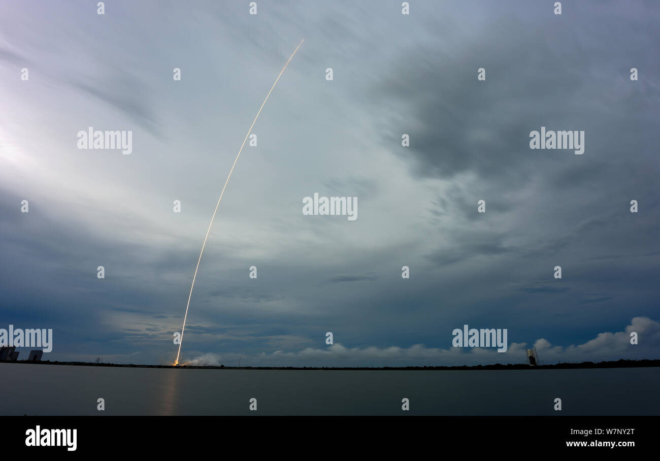 Tempo di esposizione di un SpaceX Falcon 9 rocket come si lancia nel cielo nuvoloso sopra la Cape Canaveral Air Force Station Foto Stock