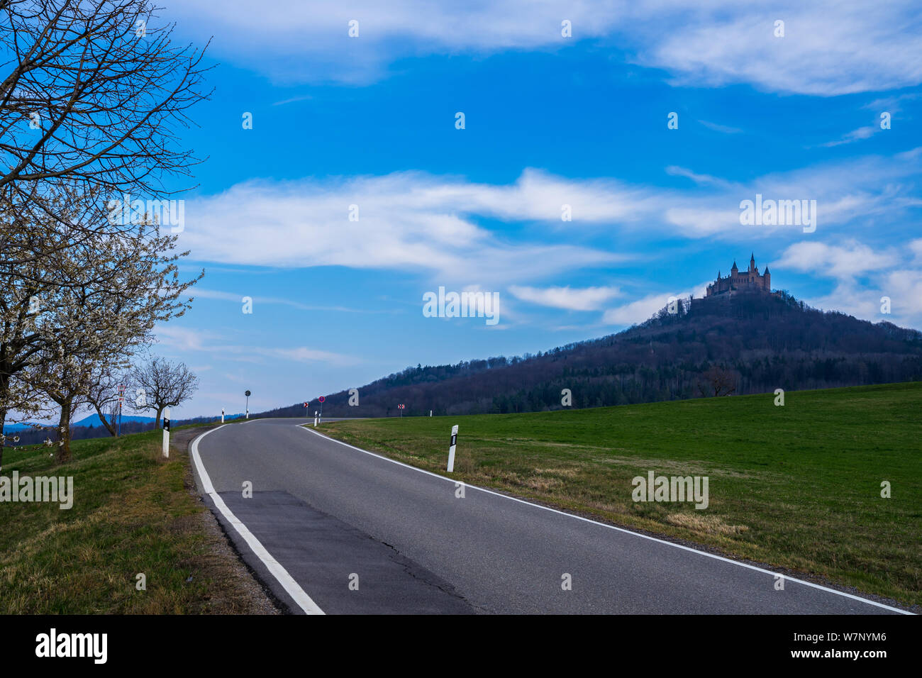 Germania, Road fino al famoso castello hohenzollern su una montagna nel Giura Svevo forest Foto Stock