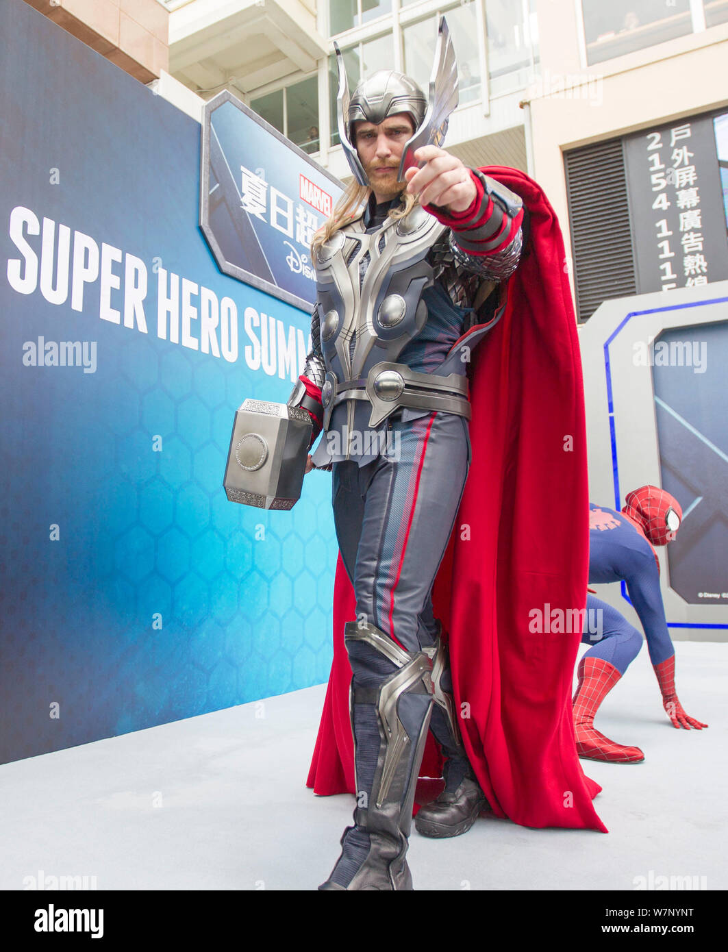 Un membro del personale vestito come Thor pone per le foto durante un super  eroe estate