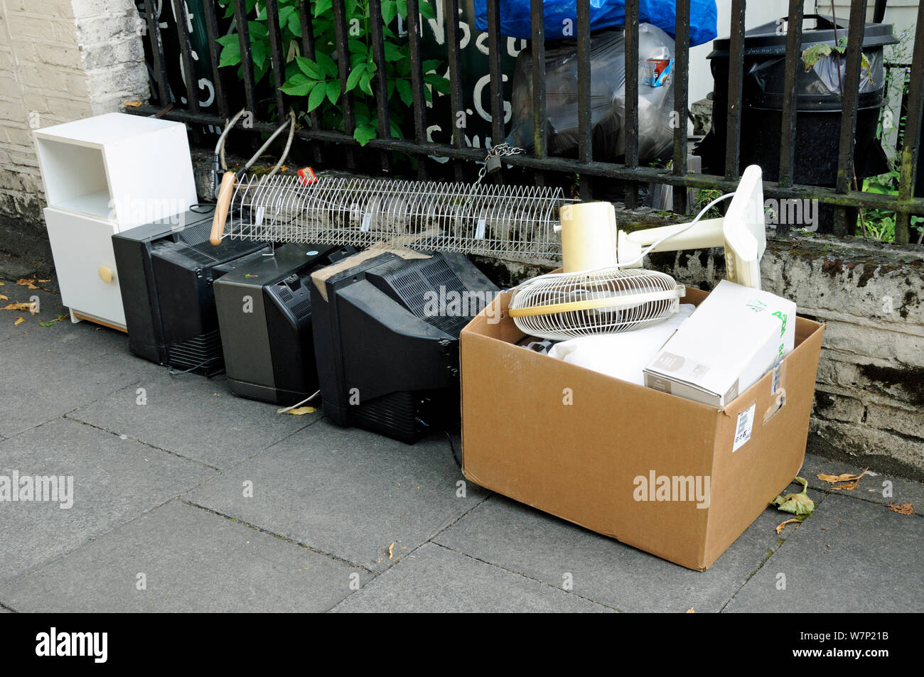 Prodotti per uso domestico a sinistra sul marciapiede fuori casa per il riciclaggio, London Borough di Islington, Regno Unito Foto Stock