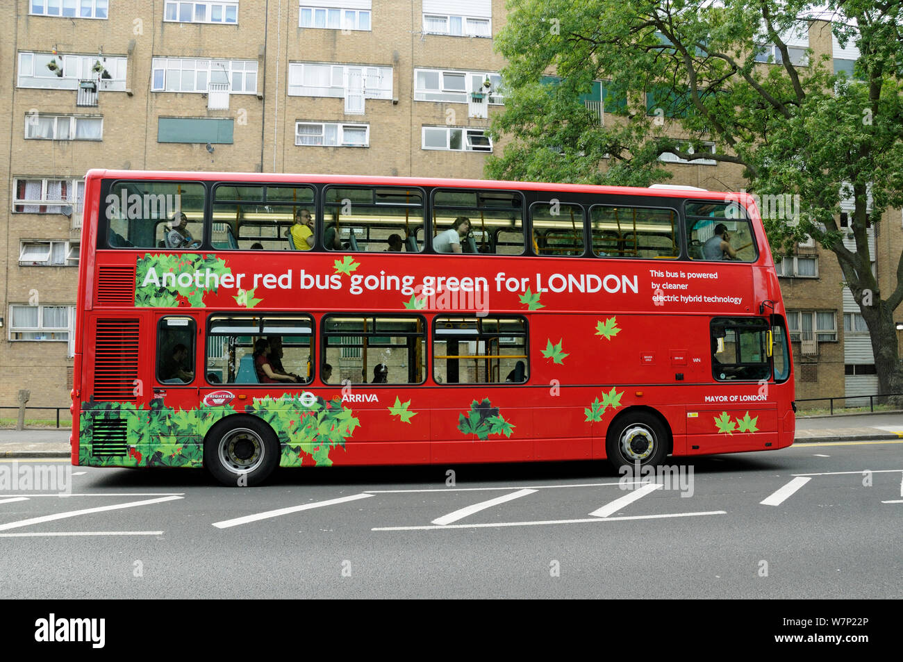 Londra dpuble-decker bus powered by tecnologia ibrida elettrico, London, Regno Unito - Agosto 2009 Foto Stock