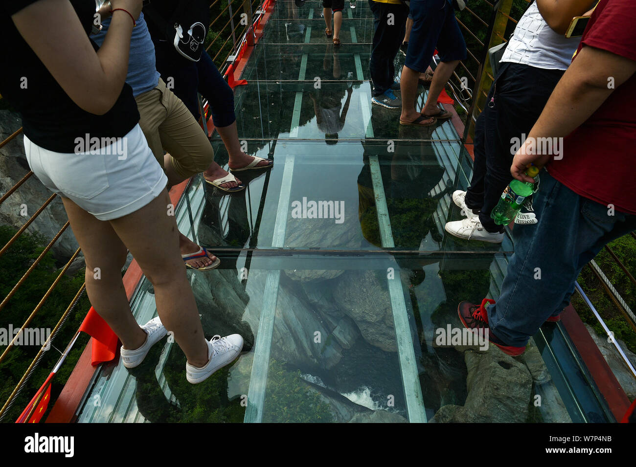 I turisti a piedi sulla montagna di attraversamento di sospensione ponte di vetro a Mulan Tianchi punto panoramico nella città di Wuhan, Cina centrale della provincia di Hubei, 18 giugno 201 Foto Stock