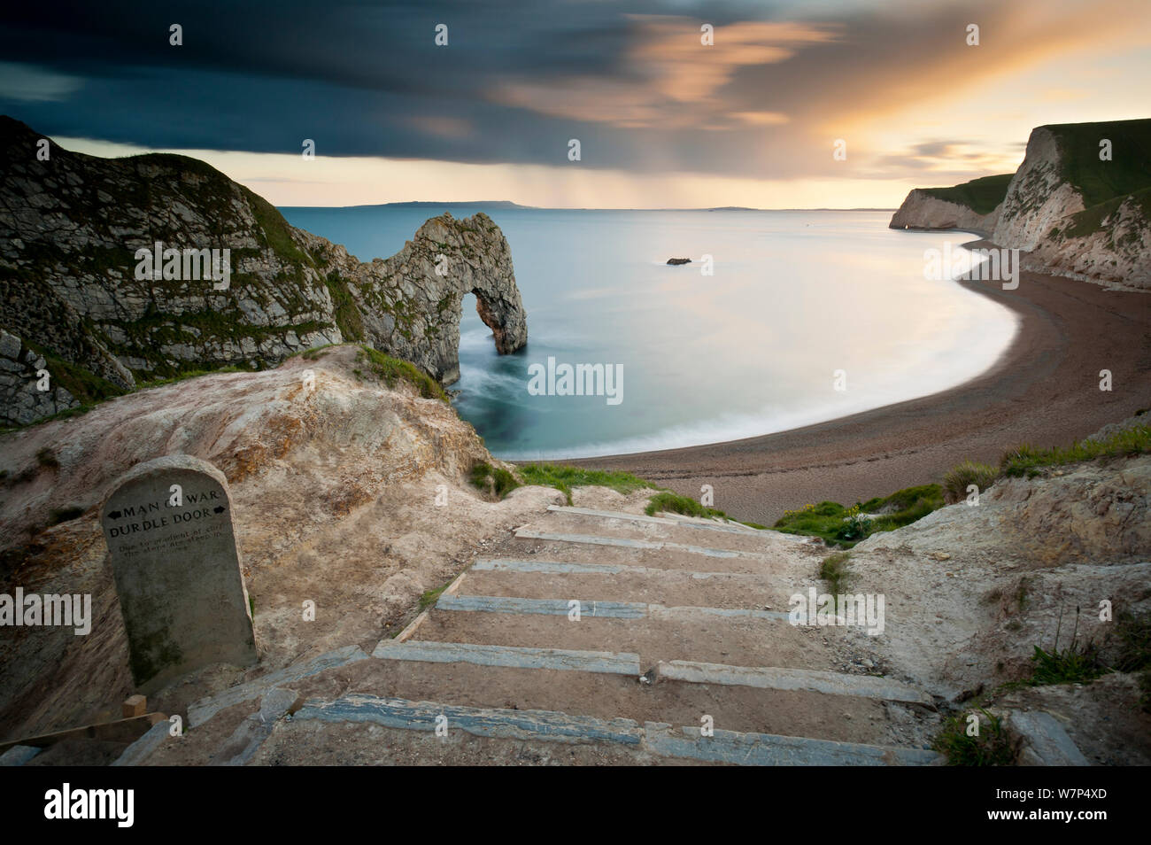 Porta di Durdle, Arco di roccia e la fascia costiera su una serata tempestosa, Dorset, Regno Unito. Maggio 2012. Foto Stock