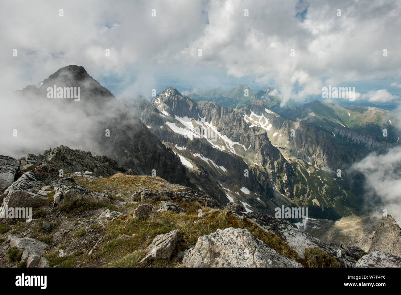 Picco di Lomnicky, 2634m, uno dei più alti picchi di montagna in Alti Tatra della Slovacchia Giugno 2012. Foto Stock