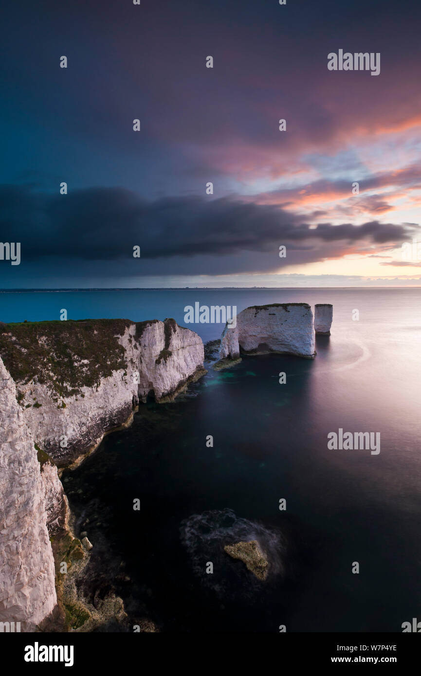 Old Harry Rocks, in mattina presto luce e cielo tempestoso, Il Purbecks, Dorset, Regno Unito. Maggio 2012. Foto Stock