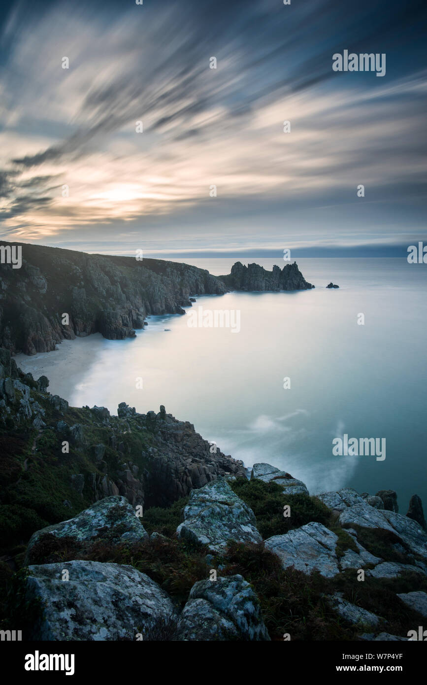 Spiaggia Pednvounder e Logan's Rock di sunrise, Treen, West Cornwall, Regno Unito. Ottobre 2012. Foto Stock