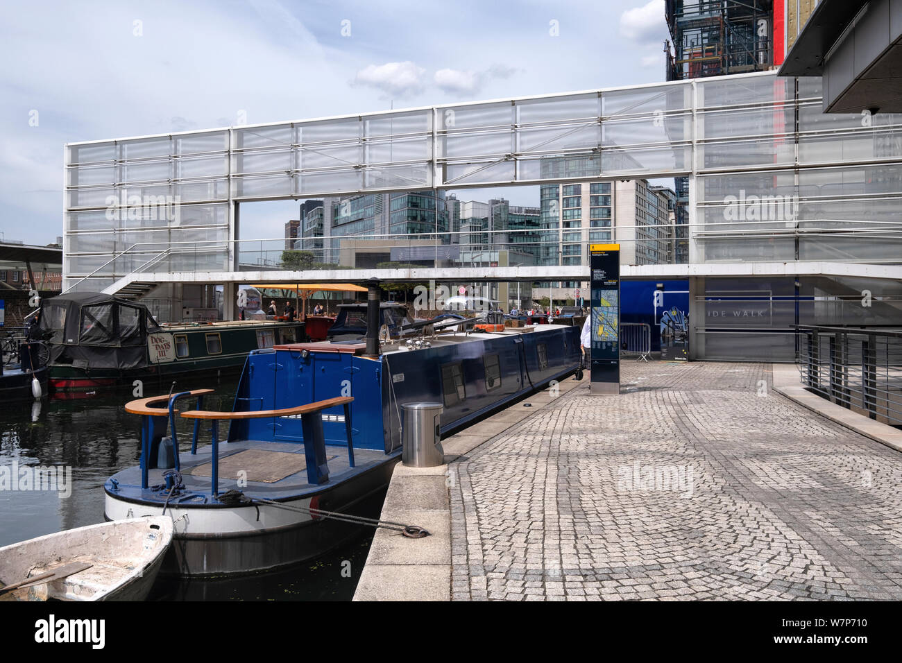 Ponte di vetro attraverso il Regents Canal a Paddington Basin, che collega la stazione di Paddington con Paddington Basin Foto Stock