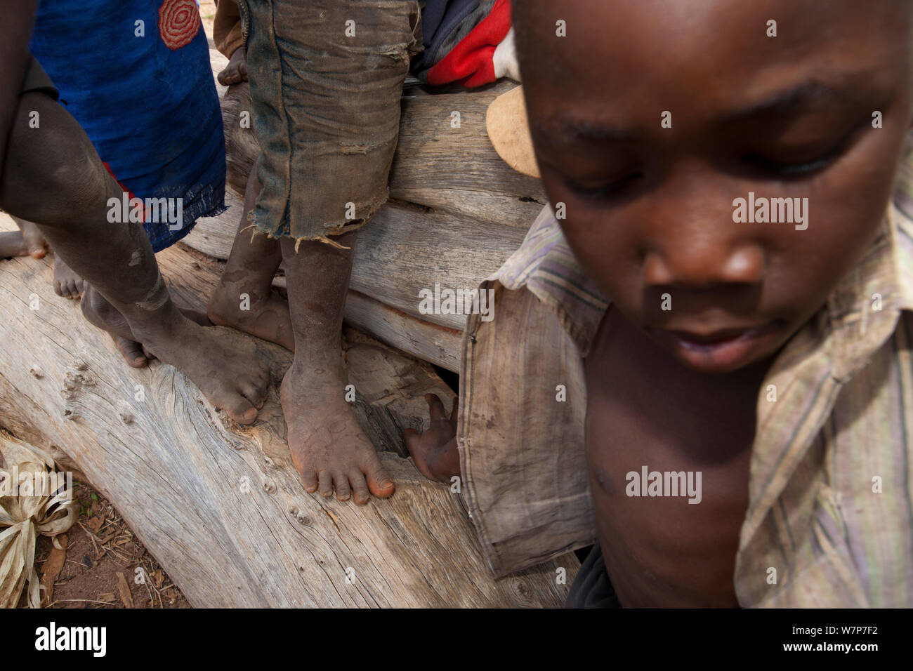 A piedi nudi bambini mozambicani. Pemba a Montepuez autostrada, a nord-est del Mozambico, novembre 2011. Foto Stock