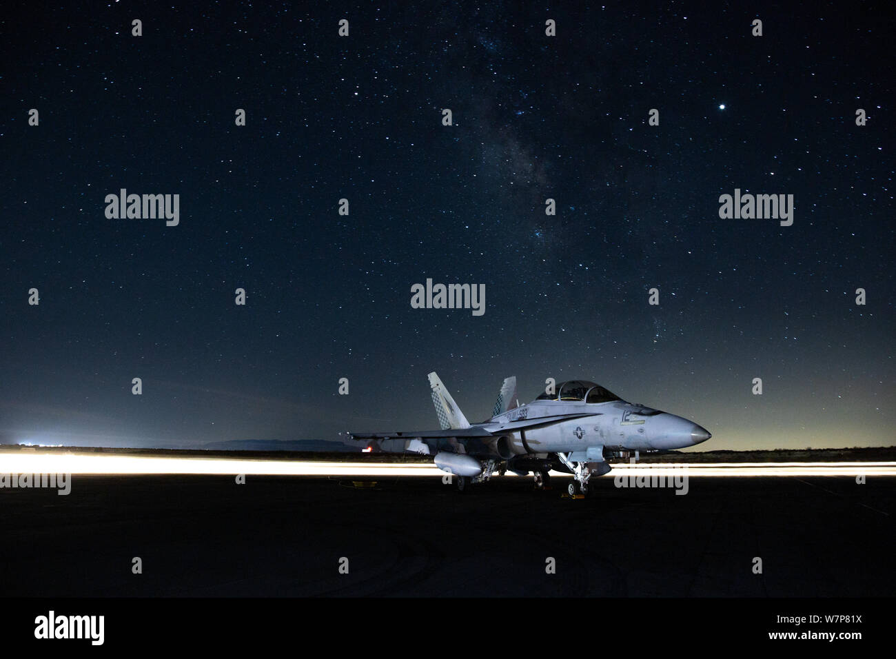 Un U.S. Marine Corps F/A-18D Hornet assegnati alle marine per tutte le stagioni attacco Fighter Squadron-533 è inattiva sul flightline durante la formazione integrata Esercizio (ITX) 5-19 al Marine Corps Air Ground Centro di combattimento, ventinove Palms, California, e il Agosto 4, 2019. ITX 5-19 è una grande scala, combinato di bracci di esercizio che produce la lotta contro-pronto di forze in grado di operare come un sistema integrato di Marine Air-Ground Task Force. (U.S. Marine Corps foto di Cpl. Cody Rowe) Foto Stock