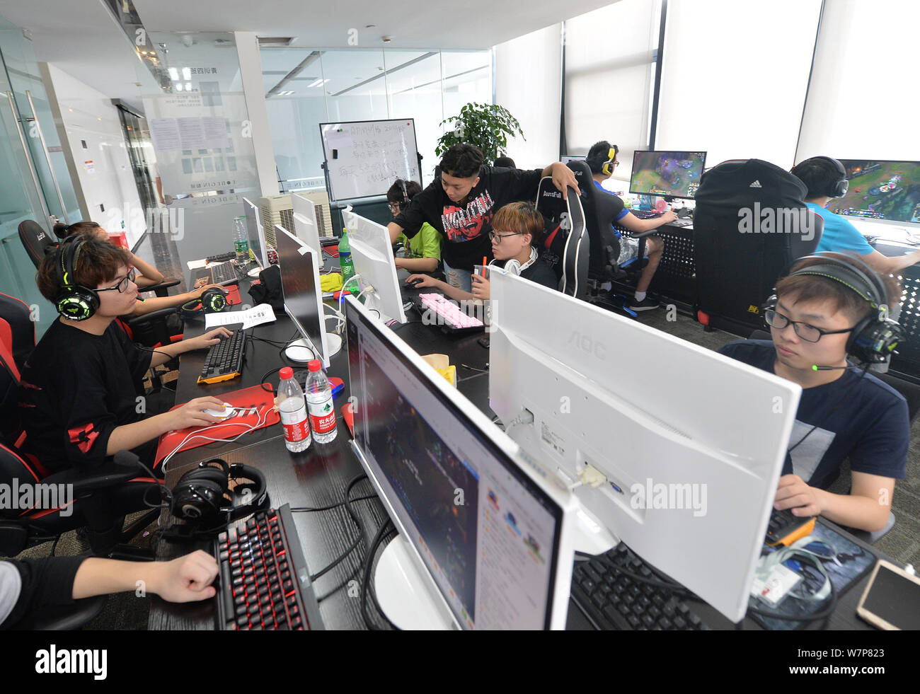 Gli operatori cinesi prendere parte in una chiusa e-sport sessione di formazione presso un edificio di uffici nella città di Chengdu, a sud-ovest della Cina di provincia di Sichuan, 6 giugno 2017 Foto Stock