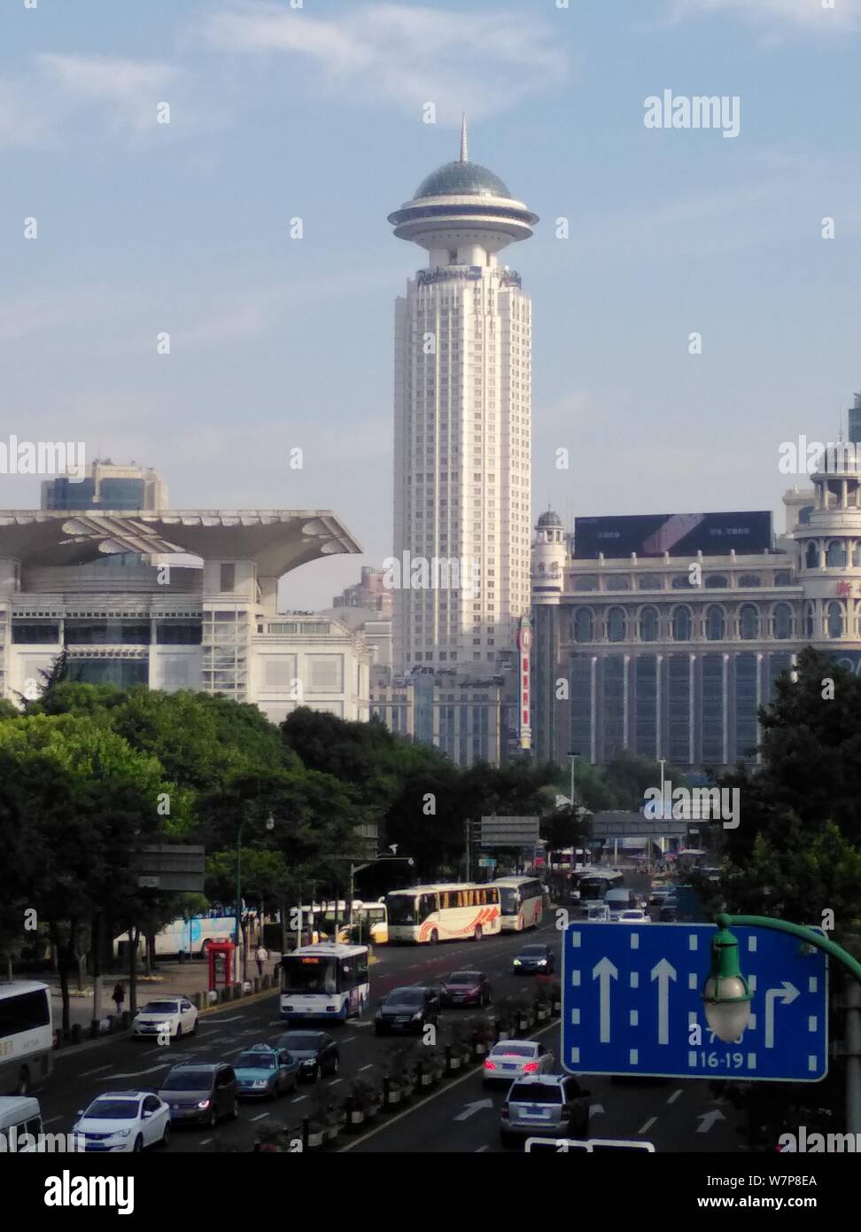 Vista di un palazzo con un UFO a forma di tetto a Shanghai in Cina, 16 giugno 2017. Un palazzo con un UFO a forma di tetto è stata raffigurata in Cina a Shanghai, 16 giugno Foto Stock