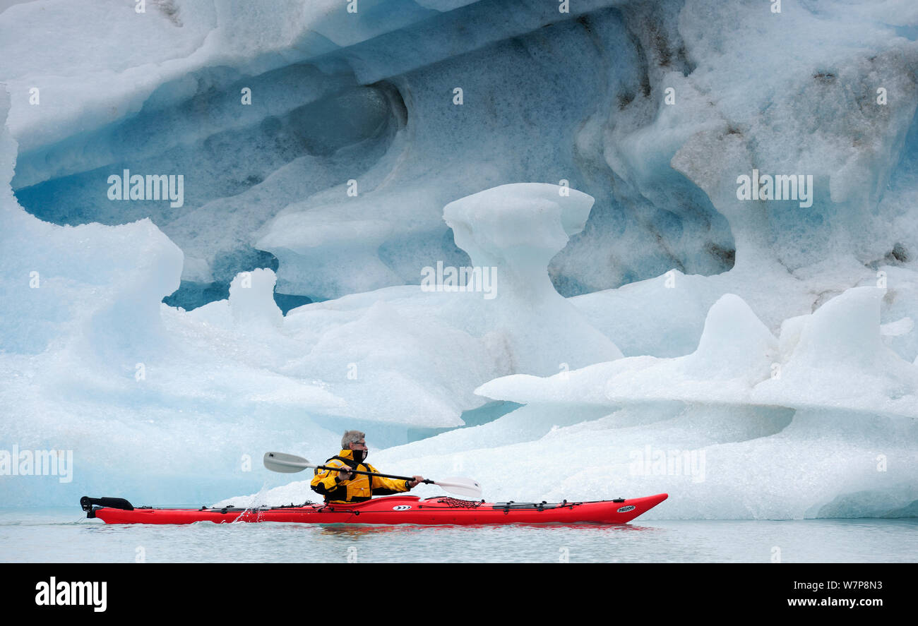 Il kayak passato iceberg in Svalbard, Norvegia, Luglio 2011 Foto Stock
