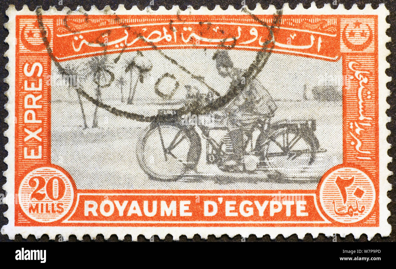 Portalettere motociclista su vintage francobollo di Egitto Foto Stock