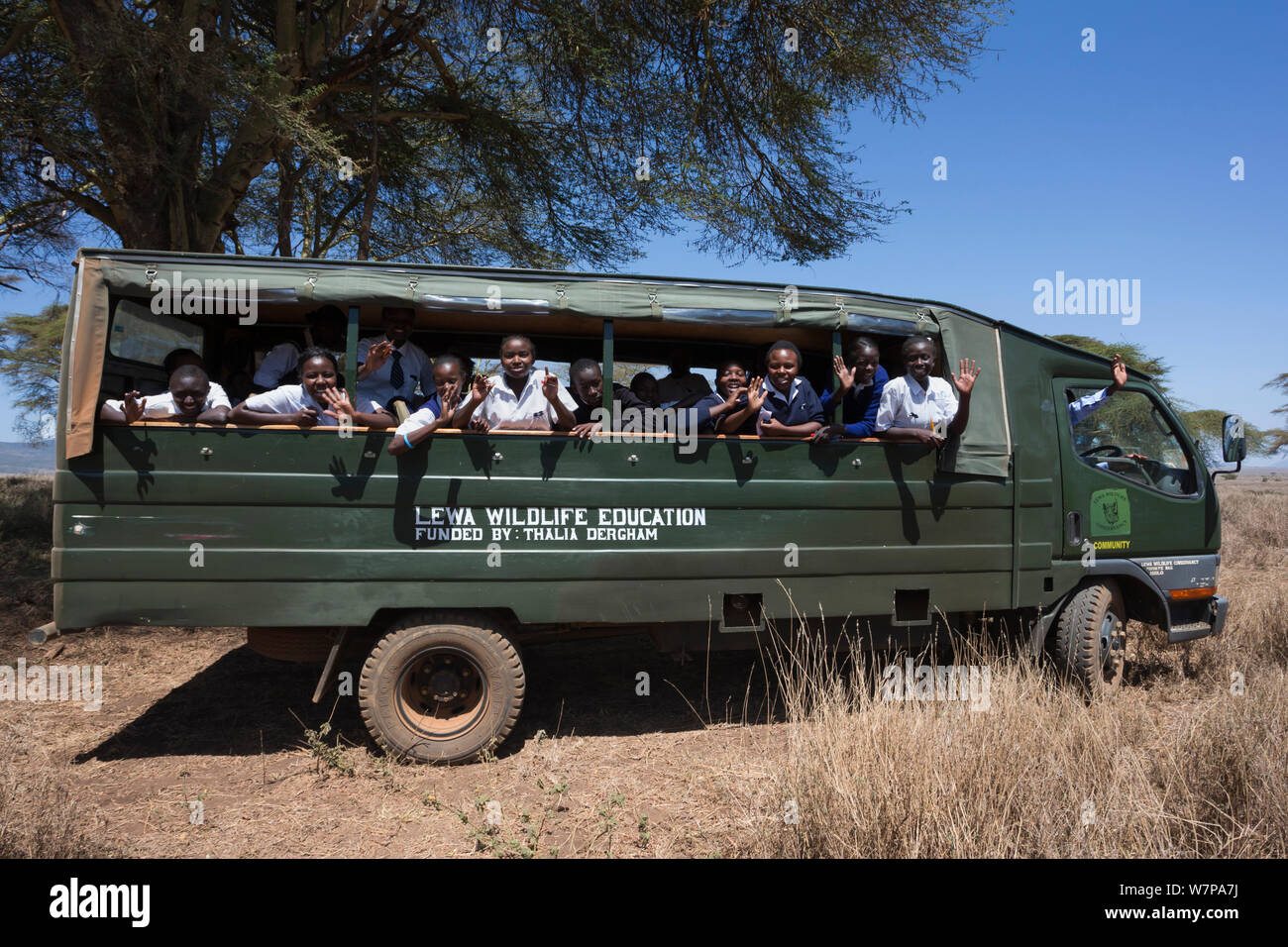 Keniote scolari visitano la boccola sul mondo Rhino giorno come parte della Comunità in materia di istruzione sulla trasmissione di rinoceronti, Lewa Wildlife Conservancy, Laikipia, Kenya, Africa, Settembre 2012 Foto Stock