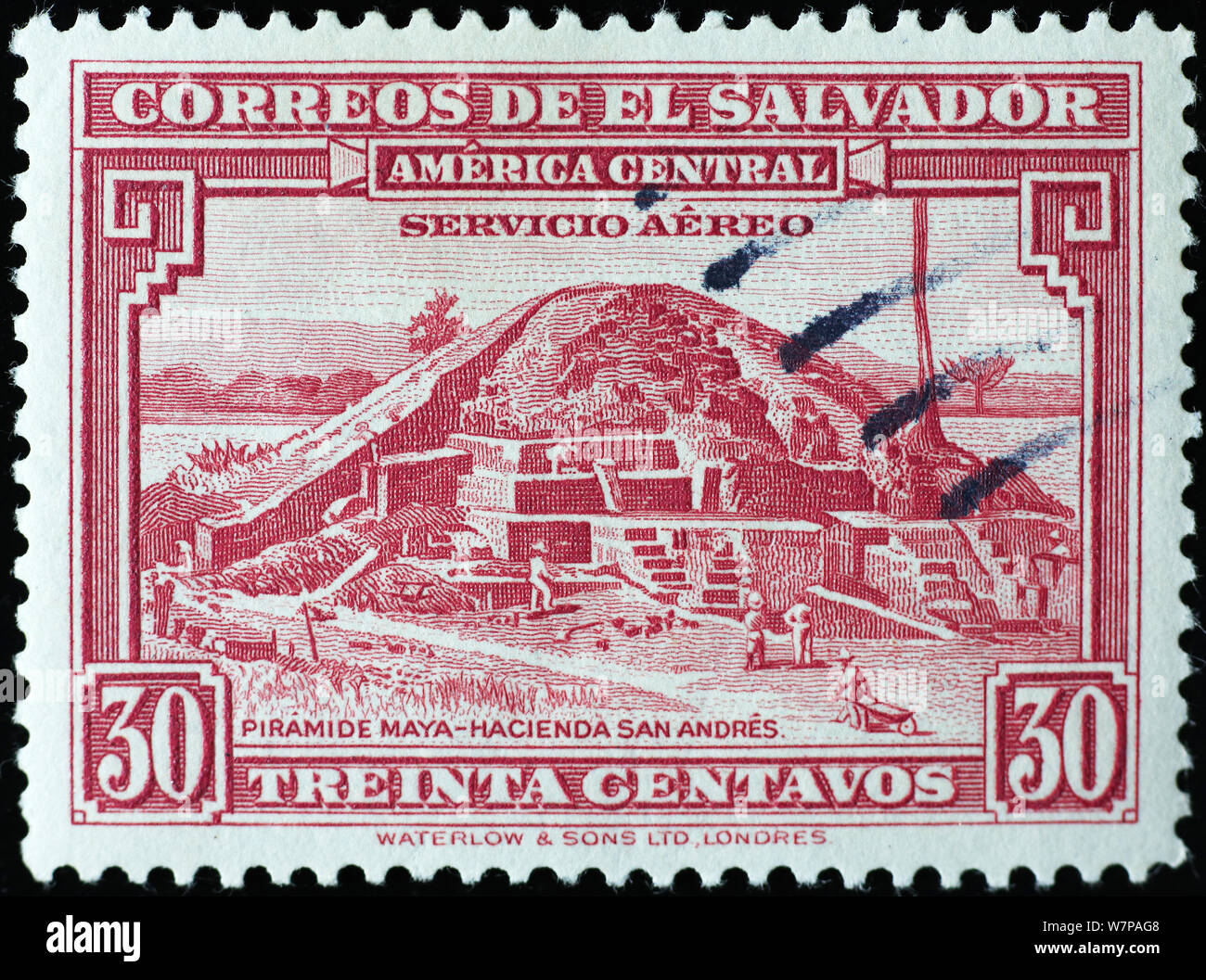 La piramide Maya sul timbro vintage di El Salvador Foto Stock
