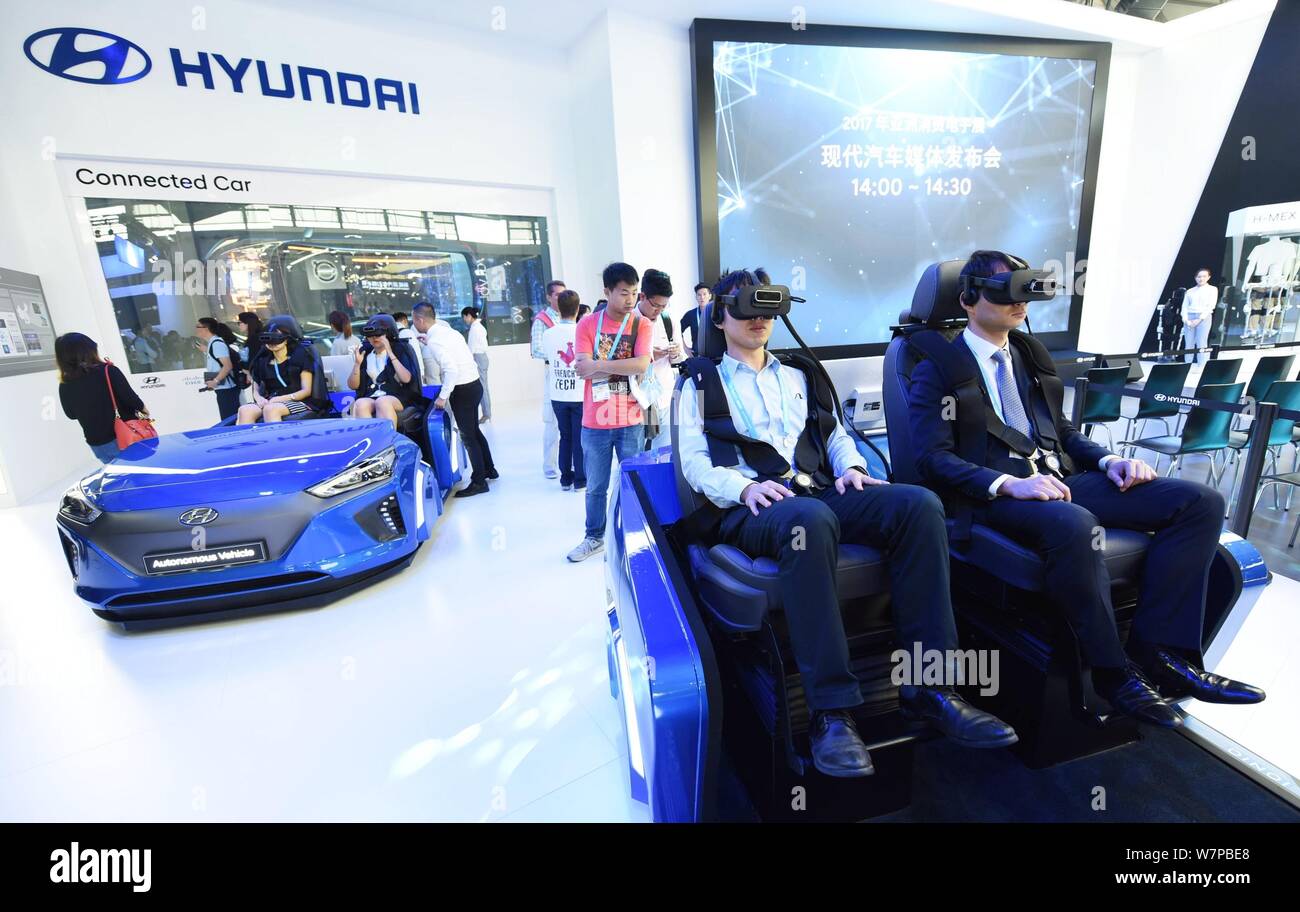 I visitatori di provare VR (realtà virtuale) dispositivi su un veicolo autonomo presso lo stand della Hyundai durante il 2017 International Consumer Electronics Show Foto Stock