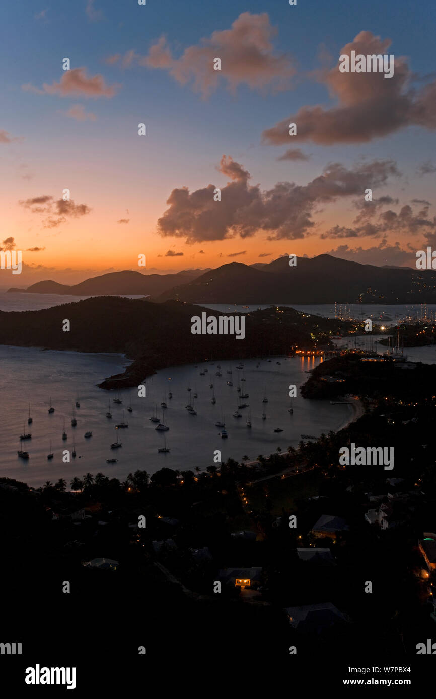 Vista in elevazione su English Harbour e Nelson's Dockyard da Shirley Heights al crepuscolo, Antigua Antigua e Barbuda, Isole Sottovento, Piccole Antille, Caraibi, West Indies, 2012 Foto Stock