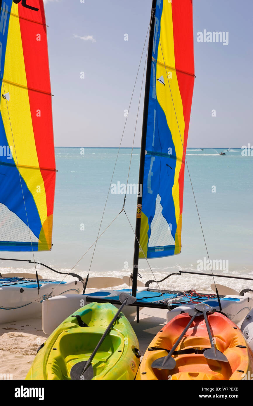 Barche a vela colorate su Jolly Beach, Antigua Antigua e Barbuda, Isole Sottovento, Piccole Antille, Caraibi, West Indies, 2012 Foto Stock