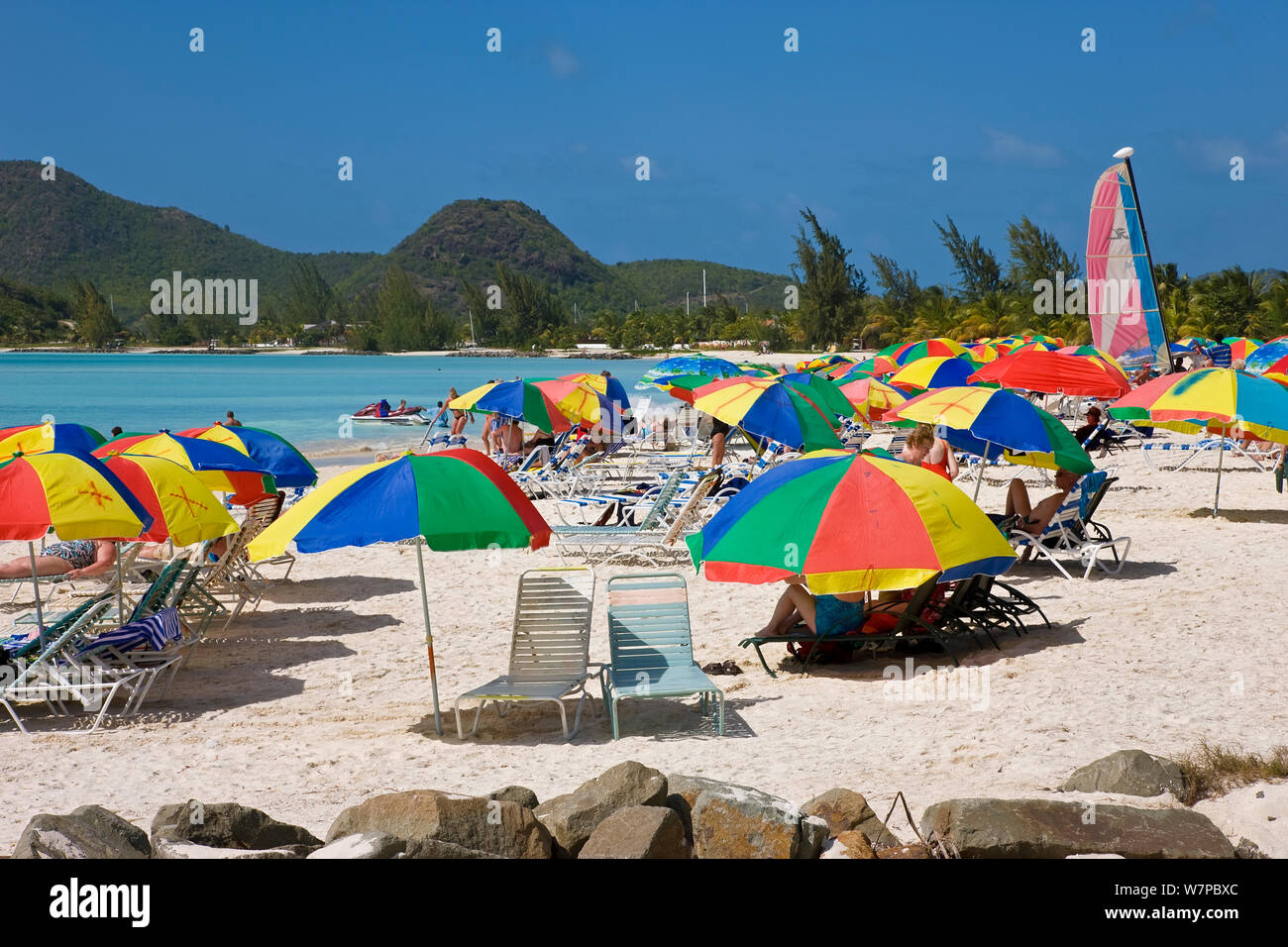 Persone su rilassante vacanza sulla spiaggia di Jolly, Antigua Antigua e Barbuda, Isole Sottovento, Piccole Antille, Caraibi, West Indies, 2012 Foto Stock