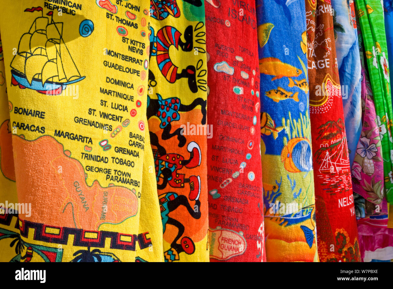 Panno colorato disegni / asciugamani da spiaggia in vendita lungo il Jolly Beach, Antigua Antigua e Barbuda, Isole Sottovento, Piccole Antille, Caraibi, West Indies, 2012 Foto Stock
