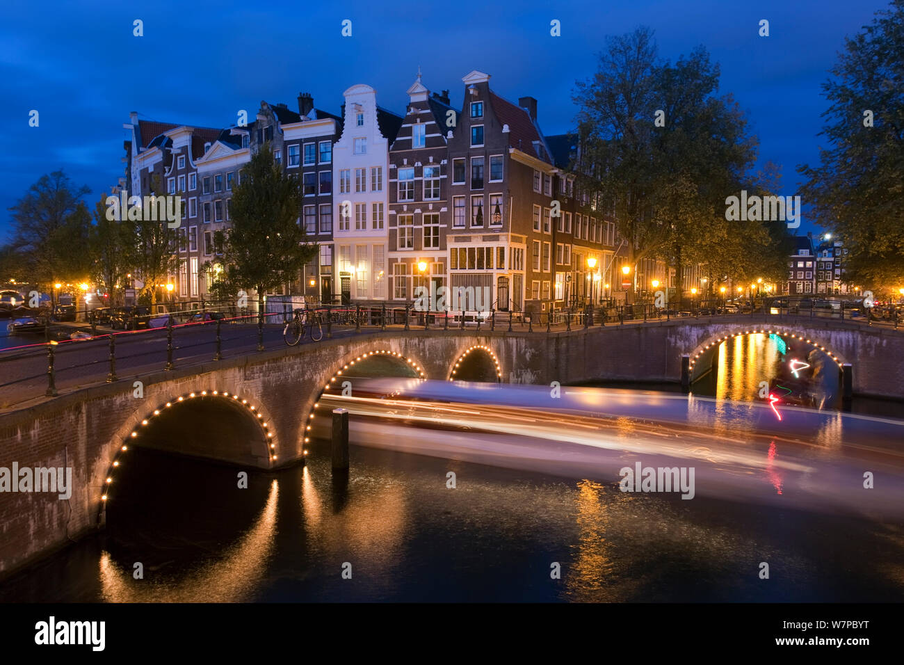 Capanna tradizionale case e ponti sull'angolo di Keizersgracht e Leidesegracht al crepuscolo, Amsterdam, Olanda, Olanda, 2007 Foto Stock