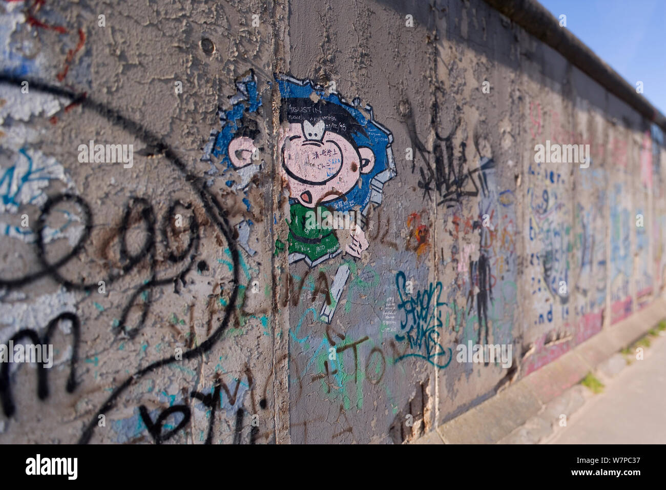 Ex sezione del muro di Berlino, vista dall ex Berlino Est. Anche chiamato East Side Gallery perché è stato dipinto da molti artisti internazionali, Berlin, Germania 2007 Foto Stock