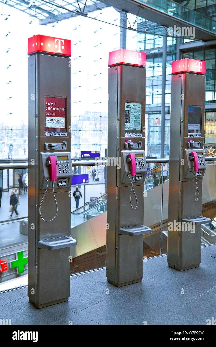 Fila di moderni telefoni pubblici in stazione ferroviaria moderna, Berlino, Germania 2009 Foto Stock