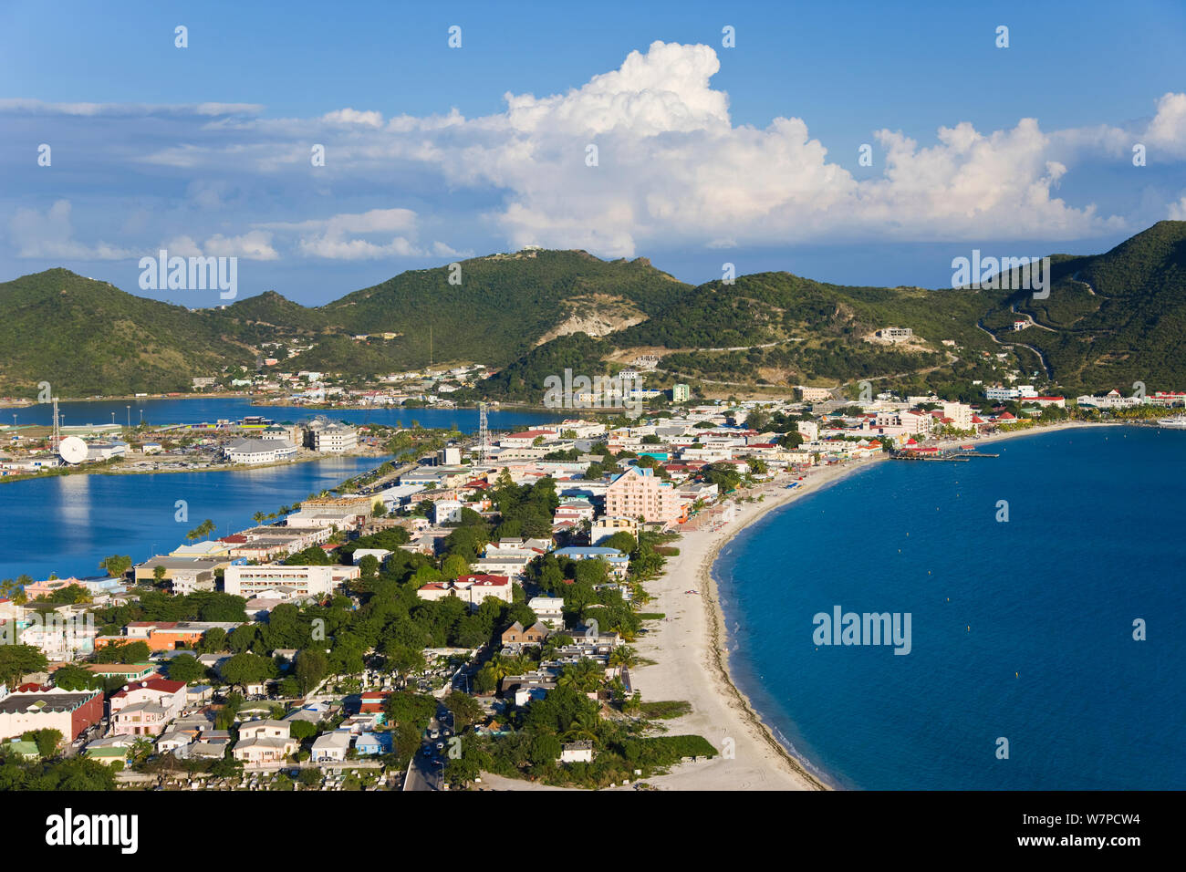 Vista in elevazione su grandi Bay e la capitale olandese di Philipsburg, Antille olandesi, St Martin, Isole Sottovento, Caraibi, West Indies 2008 Foto Stock