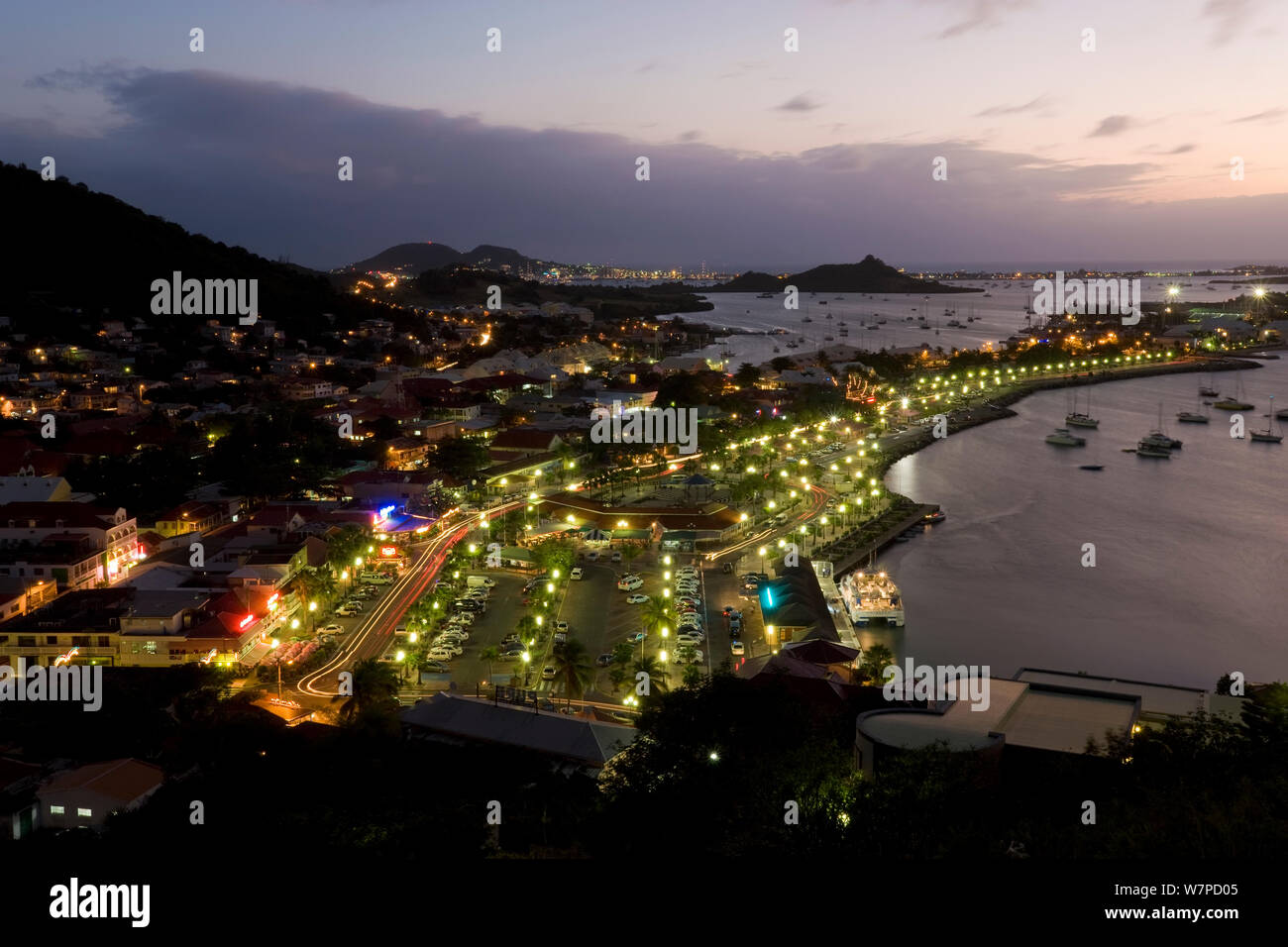 Vista in elevazione al di sopra della cittadina francese di Marigot da Fort St Louis al crepuscolo, St Martin, Isole Sottovento, Piccole Antille, Caraibi, West Indies 2008 Foto Stock