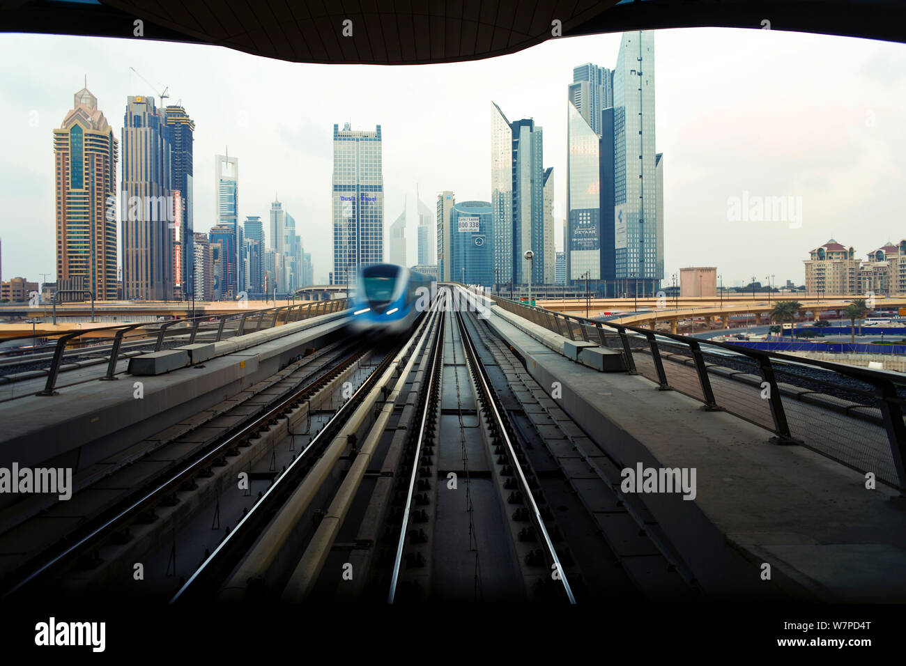 Aperto nel 2010, il Dubai metropolitana MRT, in movimento in avvicinamento una stazione, Dubai, Emirati Arabi Uniti 2011 Foto Stock