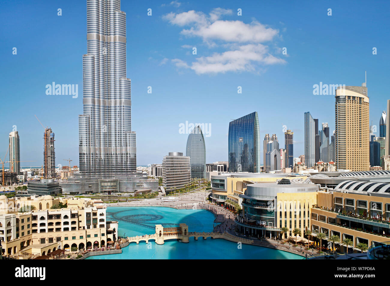 Il Burj Khalifa con sviluppo di lusso al di sotto, completata nel 2010, l'uomo più alto struttura realizzata nel mondo, Dubai, Emirati Arabi Uniti 2011 Foto Stock