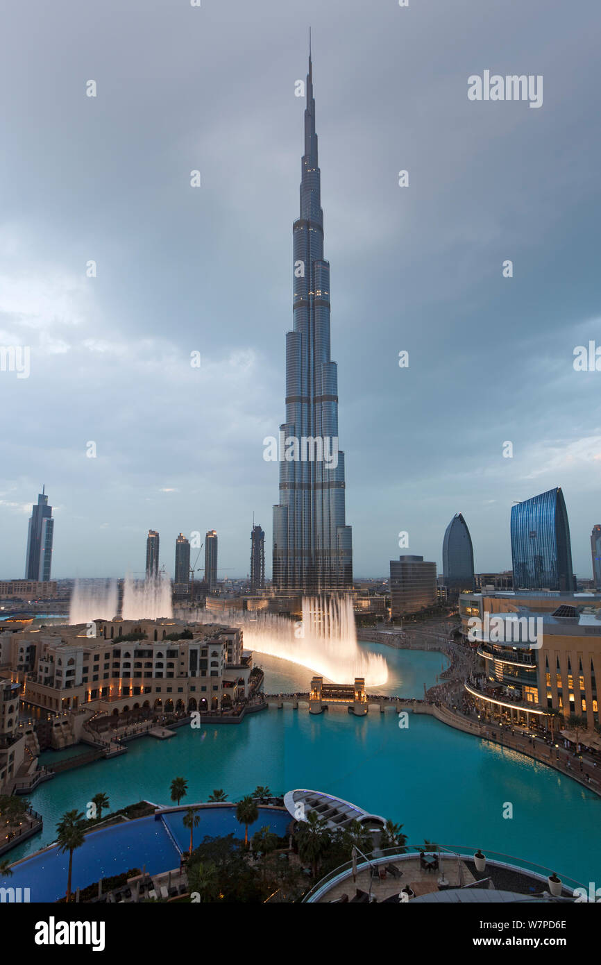 Il Burj Khalifa, completata nel 2010, l'uomo più alto struttura realizzata nel mondo, Dubai, Emirati Arabi Uniti 2011 Foto Stock