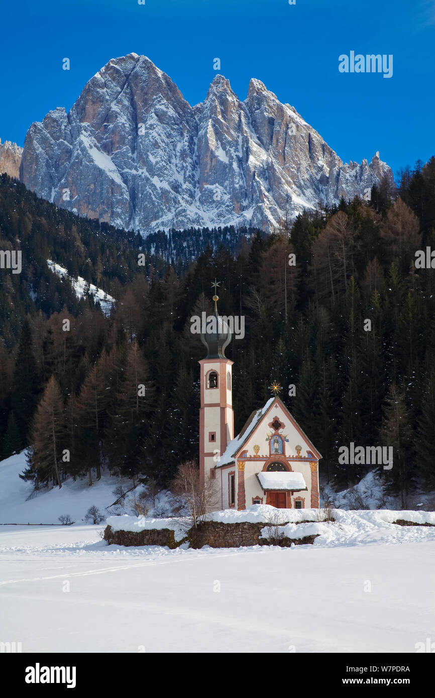 Paesaggio invernale di St Johann chiesa in Ranui in Villnoss, Geisler Spitzen (3060m), in Val di Funes, Dolomiti, Trentino Alto Adige e Sud Tirolo (Alto Adige), Italia, 2009 Foto Stock