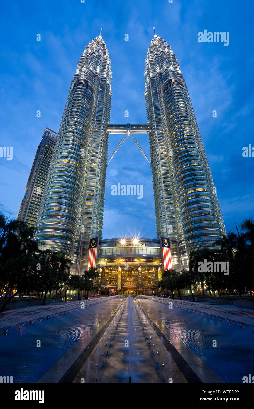 Petronas Towers di notte - 88 piani rivestita in acciaio torri gemelle con una altezza di 451.9 metri - il simbolo iconico di Kuala Lumpar, Selangor, Malaysia 2008 Foto Stock