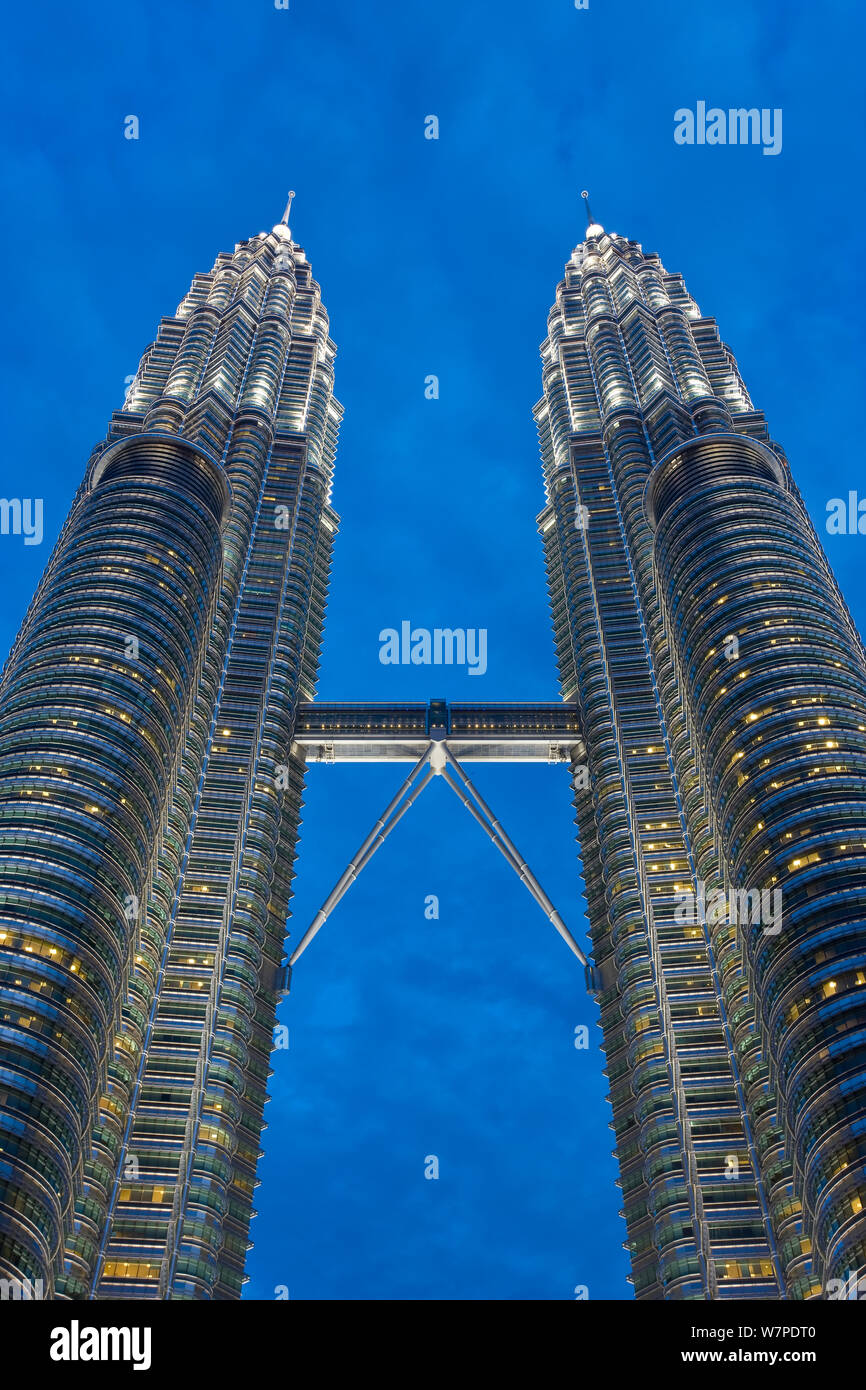 Petronas Towers di notte - 88 piani rivestita in acciaio torri gemelle con una altezza di 451.9 metri - il simbolo iconico di Kuala Lumpar, Selangor, Malaysia 2008 Foto Stock