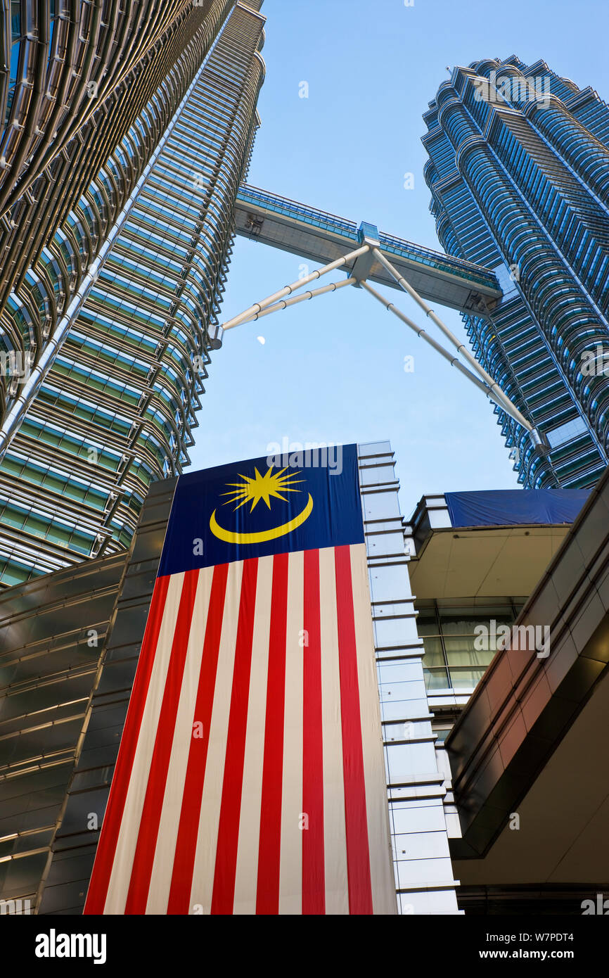 Bandiera Nazionale della Malesia contro la Petronas Towers - 88 piani rivestita in acciaio torri gemelle con una altezza di 451.9 metri - il simbolo iconico di Kuala Lumpar, Selangor, Malaysia 2008 Foto Stock
