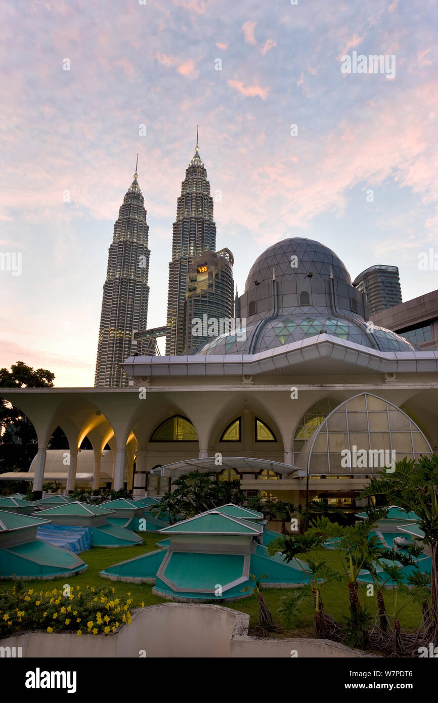 Moschea del KLCC city park motivi alla base delle Torri Petronas di notte - 88 piani rivestita in acciaio torri gemelle con una altezza di 451.9 metri - il simbolo iconico di Kuala Lumpar, Selangor, Malaysia 2008 Foto Stock