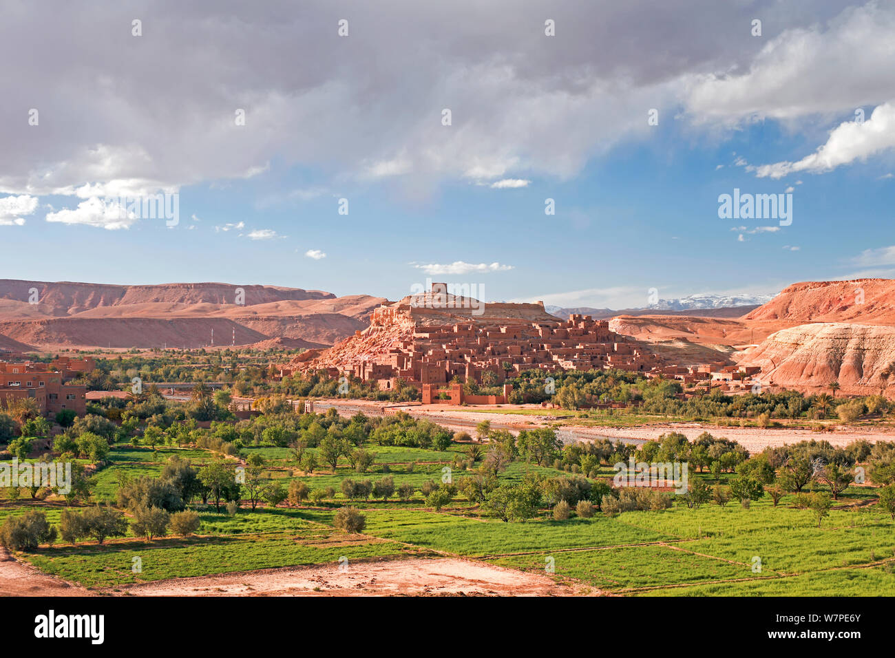 Antica città Kasbah di Ait Benhaddou su un ex Caravan Route accanto al fiume Quarzazate, utilizzato spesso come una pellicola ubicazione, montagne Atlas, Marocco, 2011 Foto Stock
