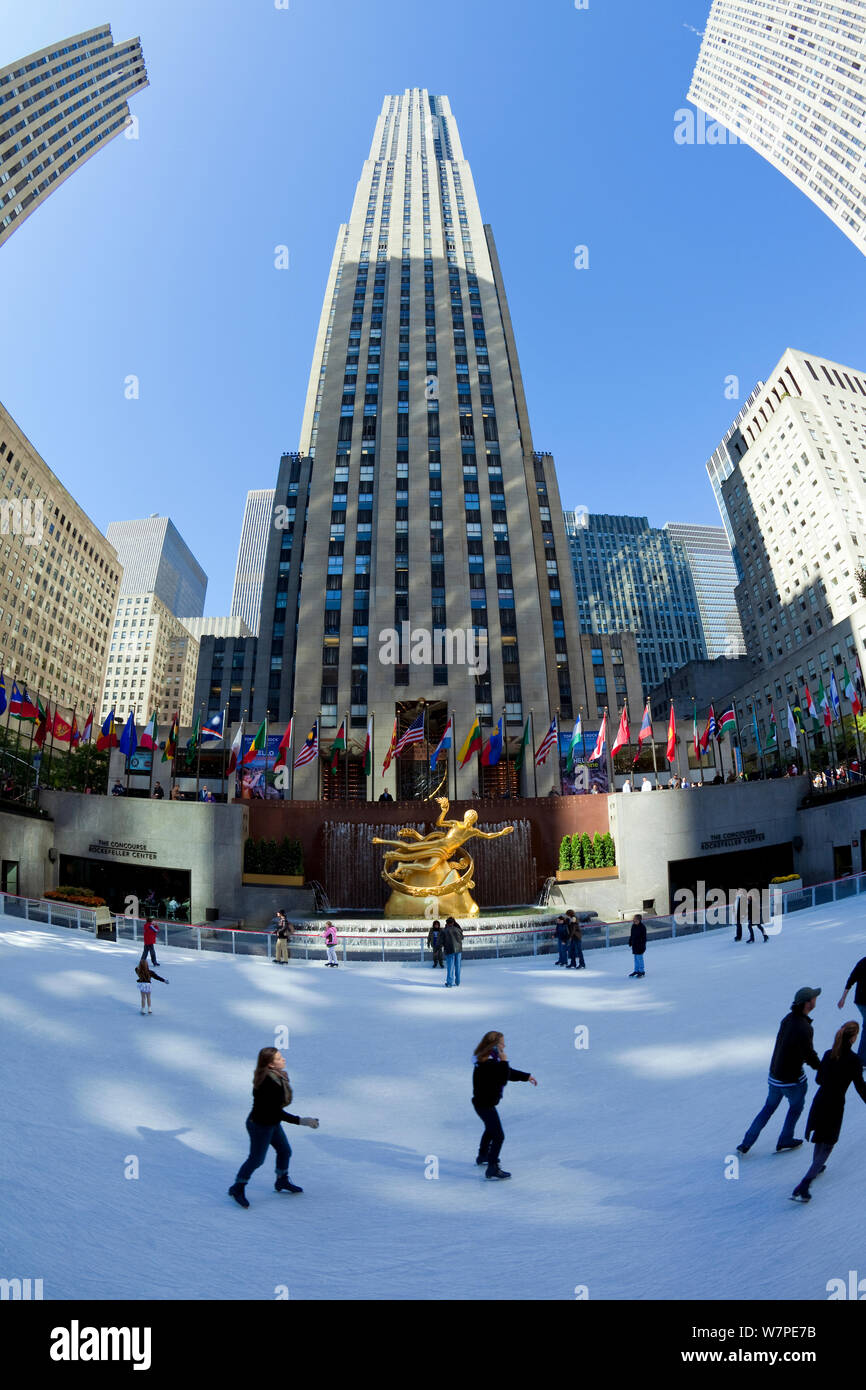 Ampio angolo di visione della pista di pattinaggio su ghiaccio al di sotto del Rockefeller Center edificio sulla Fifth Avenue, Manhattan, New York City, Stati Uniti d'America 2009 Foto Stock