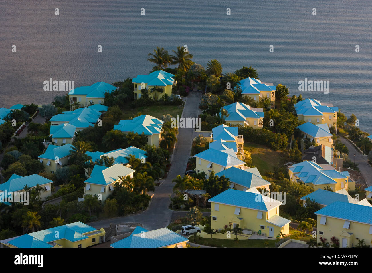 Vista in elevazione di lusso nuove abitazioni sviluppi fodera Frigate Bay su St Kitts penisola a sud-est, St Kitts, St Kitts e Nevis, Isole Sottovento, Piccole Antille, Caraibi, West Indies 2008 Foto Stock