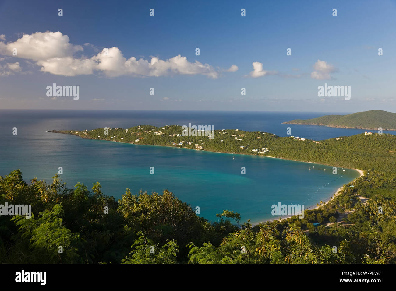 Vista in elevazione su Magens Bay, la spiaggia più famosa di San Tommaso, Isole Vergini americane, Isole Sottovento, Piccole Antille, Caraibi, West Indies 2008 Foto Stock