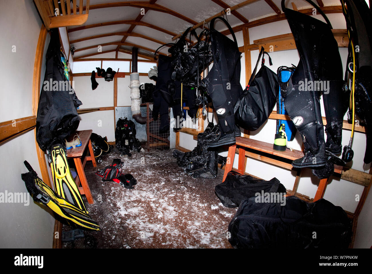 Interno della cabina di legno su slitte che offrono riparo per la modifica e l'asciugatura delle attrezzature subacquee, Circolo Polare Artico Dive Center, Mare Bianco, Carelia, Russia settentrionale, Aprile Foto Stock